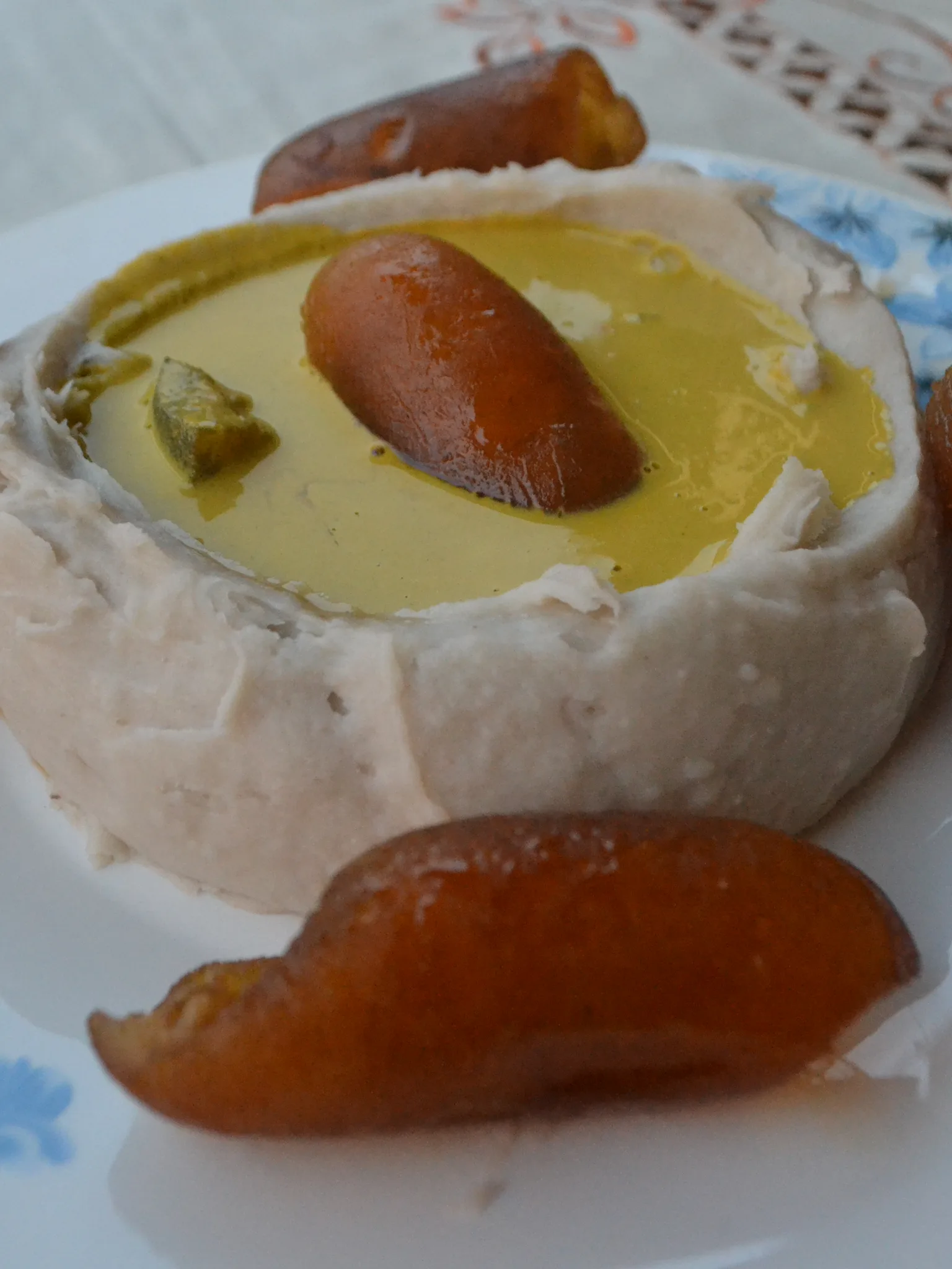 Achu soup: Un plat de taro (Achu, Achou) avec sauce jaune et peau de boeuf. plat traditonne du cameroun plus précisement de la région de l'ouest , pays bamiléké