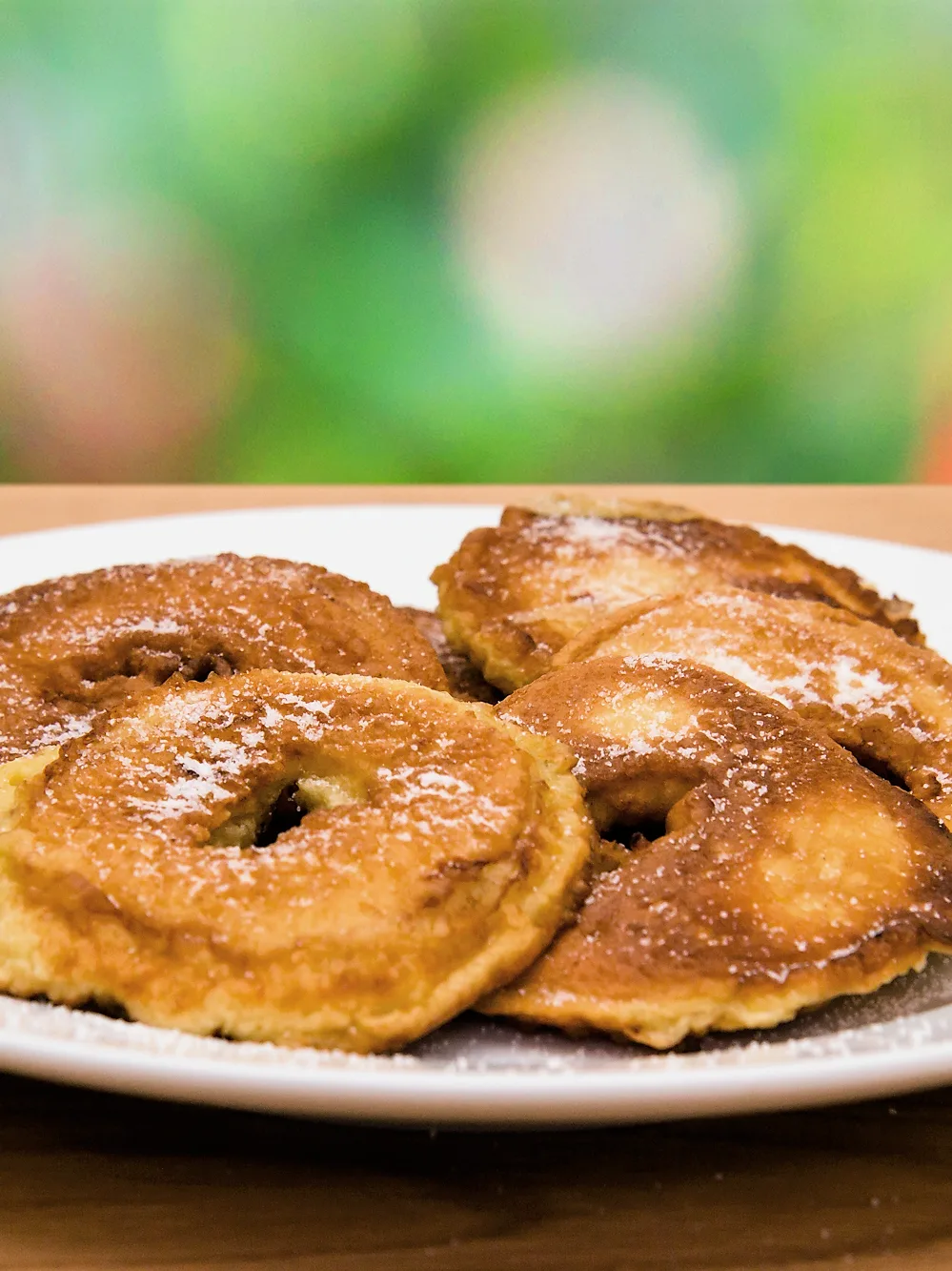 Apfelküchle: Fresh Apfelküchle with sugar on a plate
