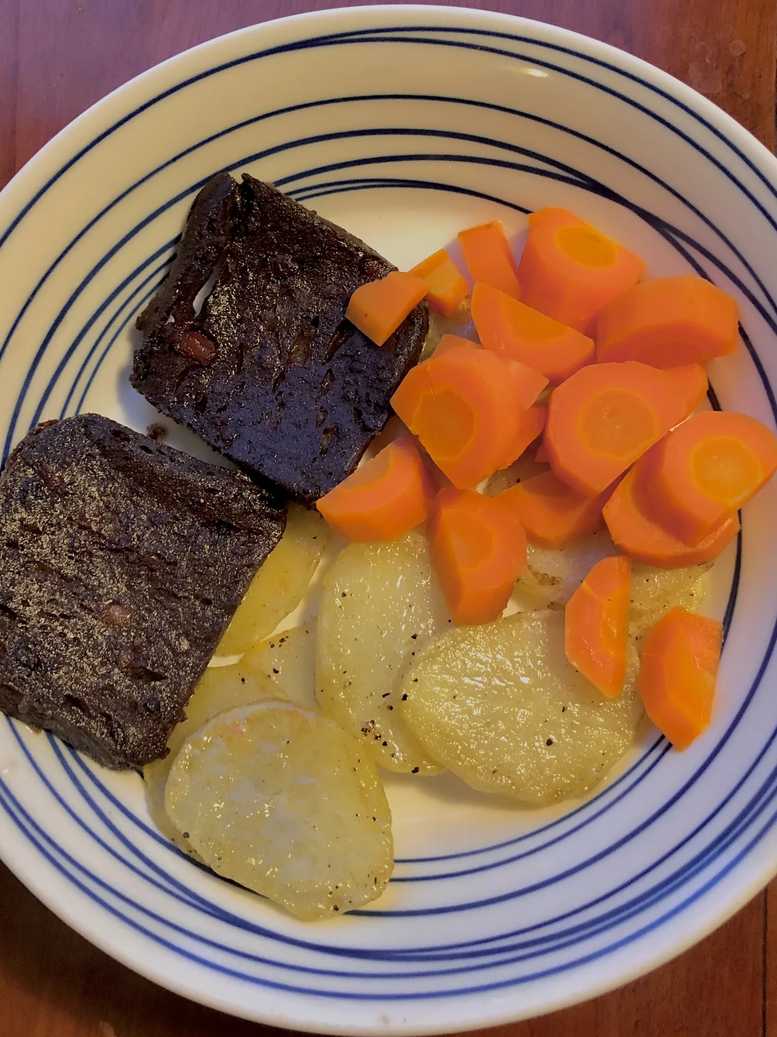 Balkenbrij: Bord met gebakken balkenbrij, aardappel en wortel