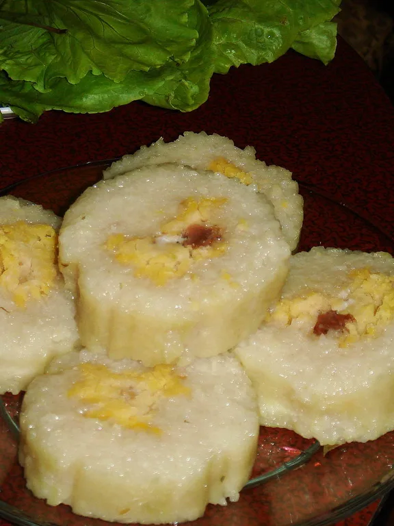 bánh tét, a photograph of the dish