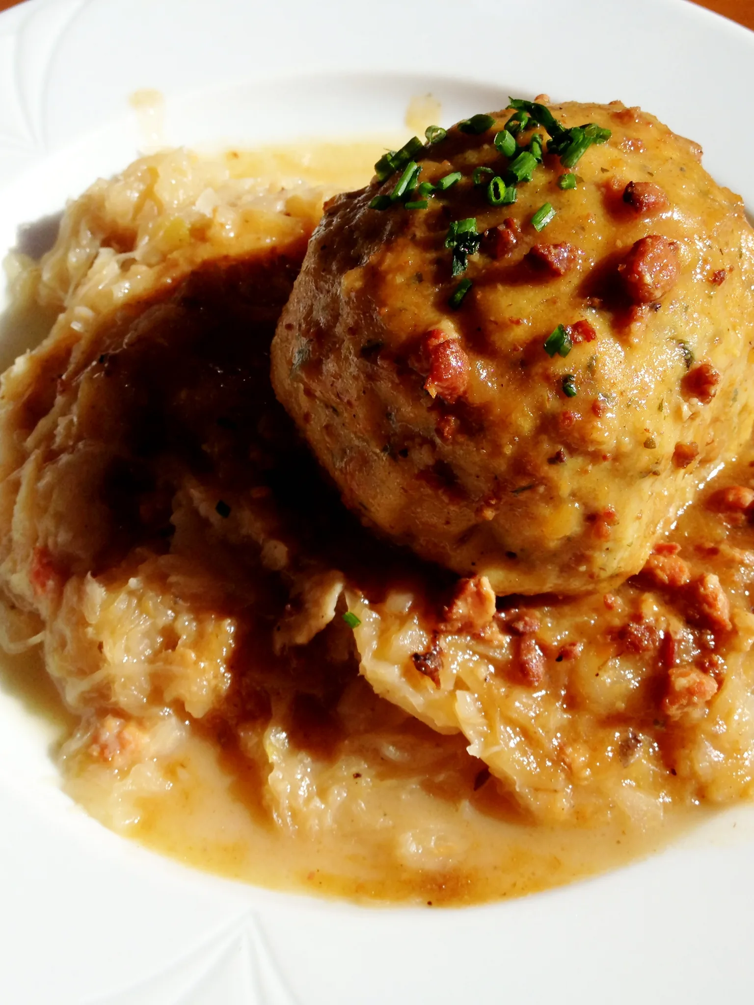 Bayrisch Kraut: Speckknödel auf Bayrisch Kraut