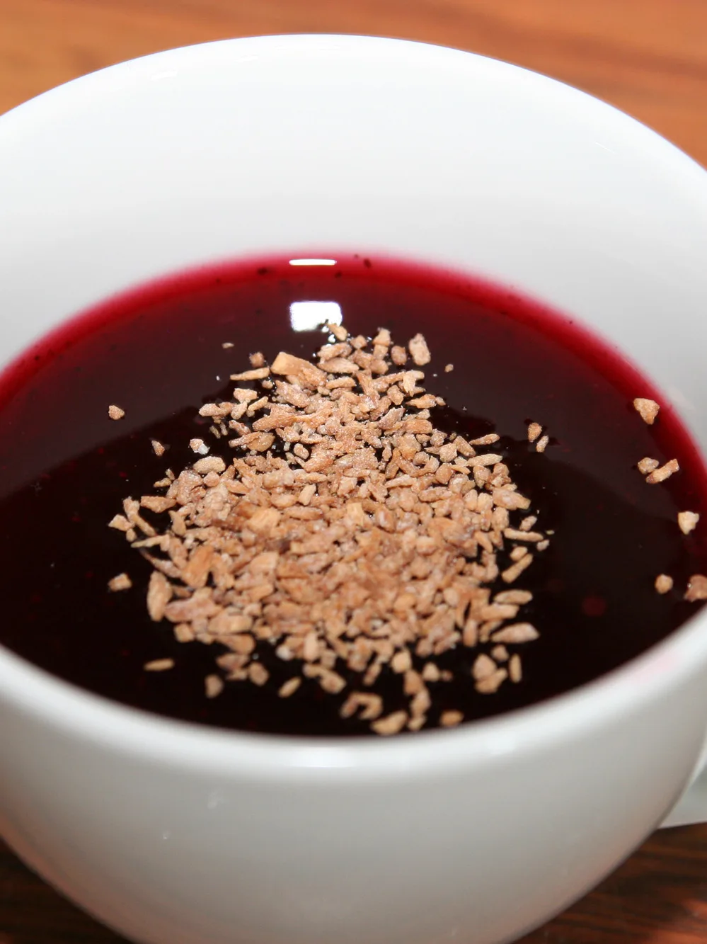 blåbärssoppa: A cup of bilberry ( Vaccinium myrtillus ) soup with roasted coconut flakes
