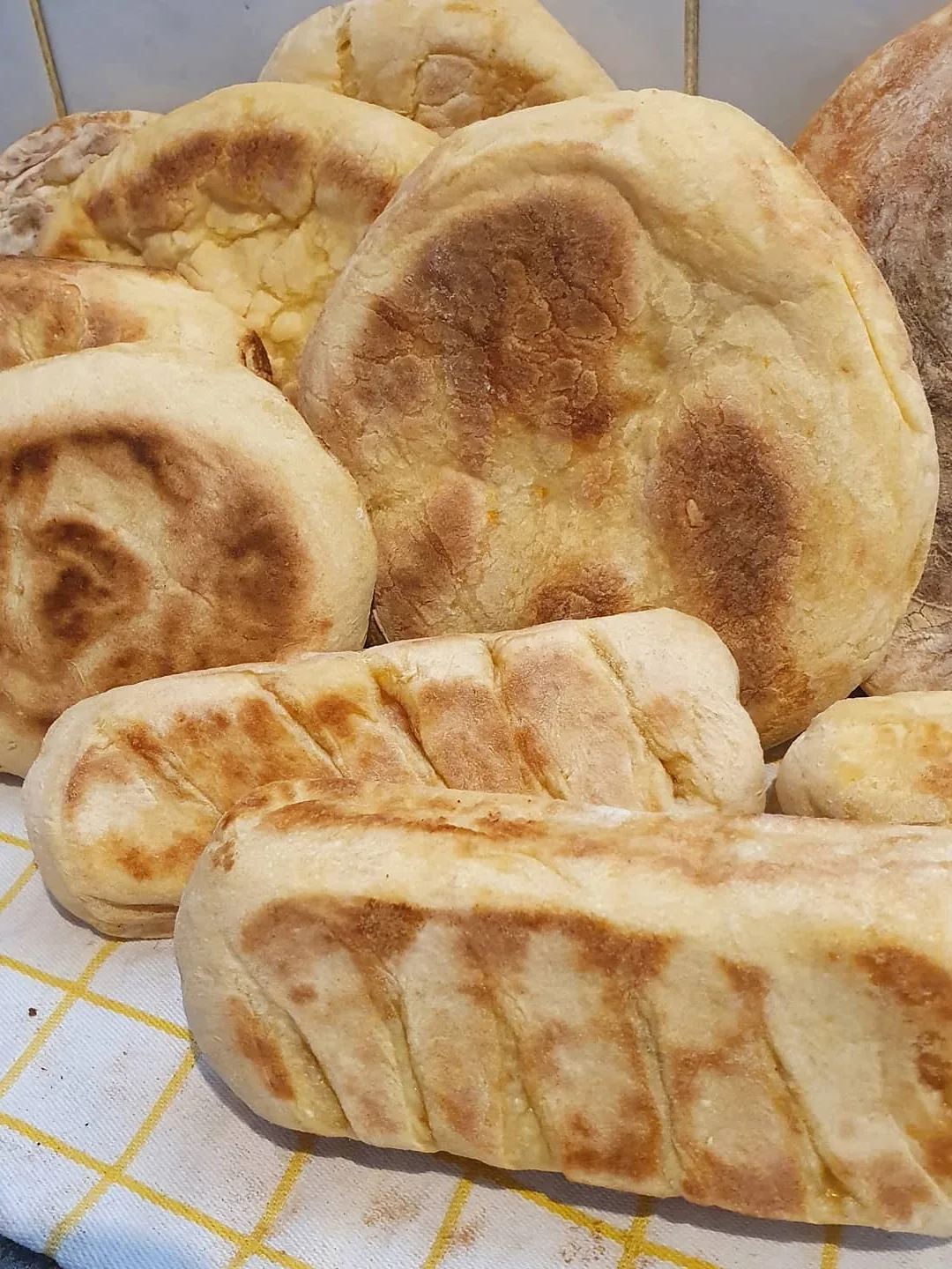 Bolo do caco: Bolo do caco is a typical flatbread from the island of Madeira (Portugal)