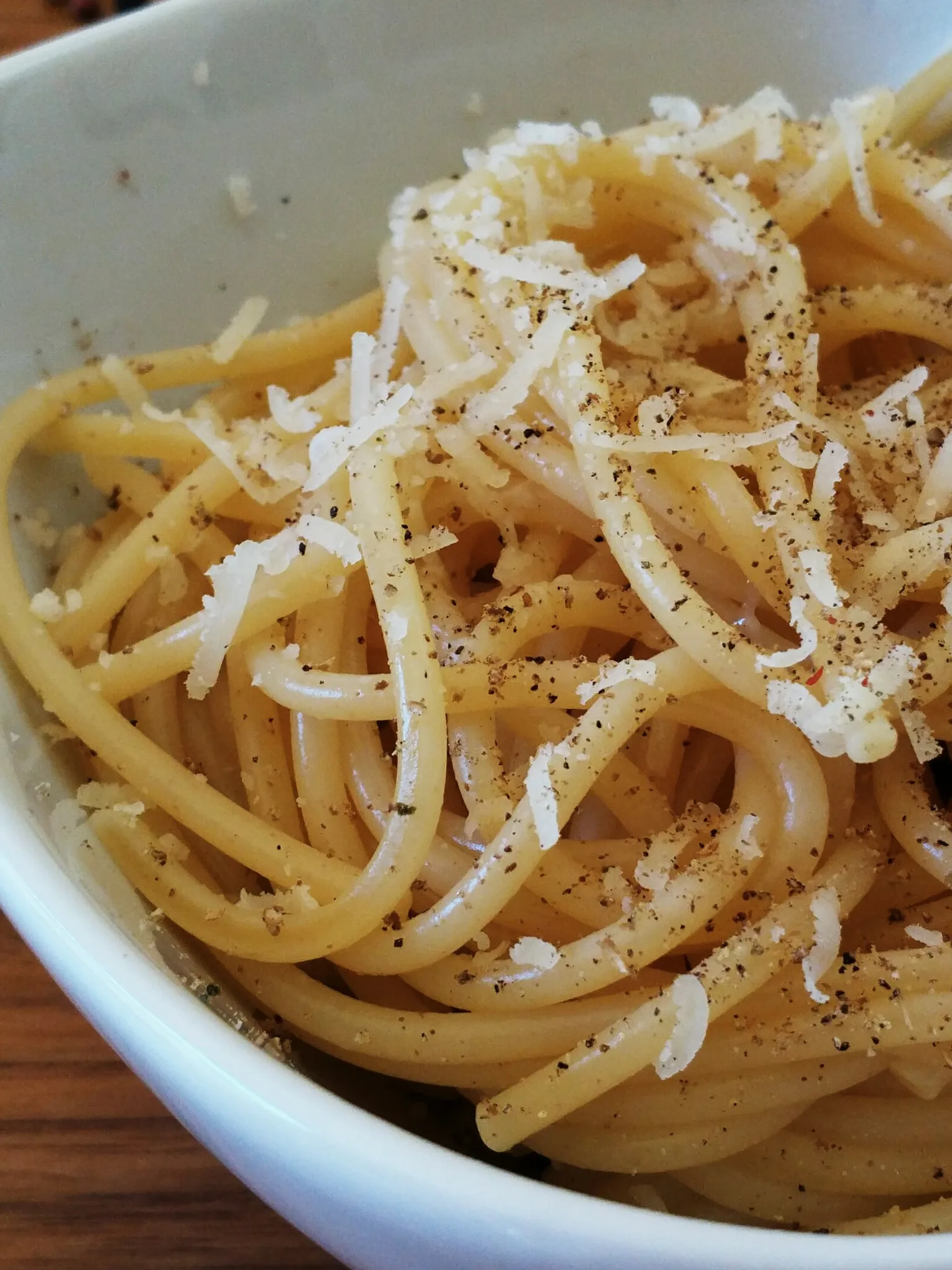 Cacio e pepe: pasta cacio e pepe (cheese and pepper)