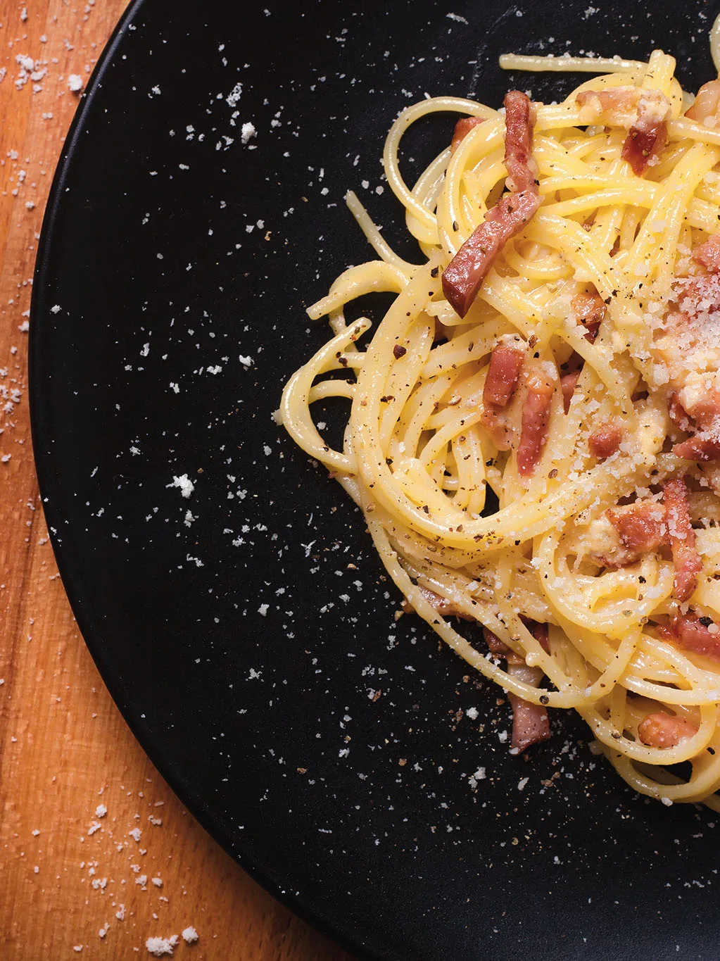 carbonara: Plato de espaguetis con la salsa carbonara tradicional, hecha a base de huevo, guanciale de cerdo y queso pecorino romano