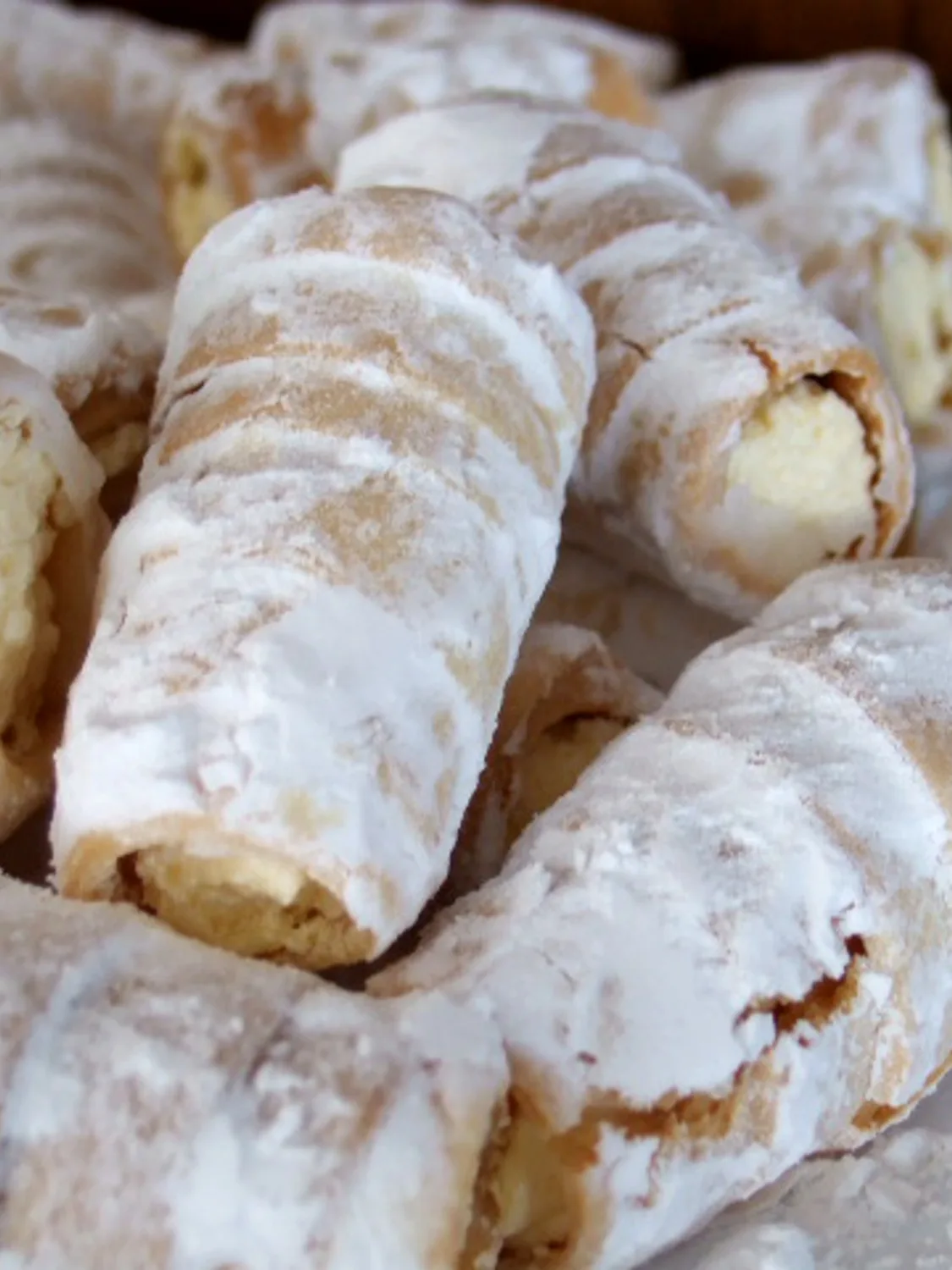 torpedo dessert: Tube with a crisp pastry filled with custard cream
