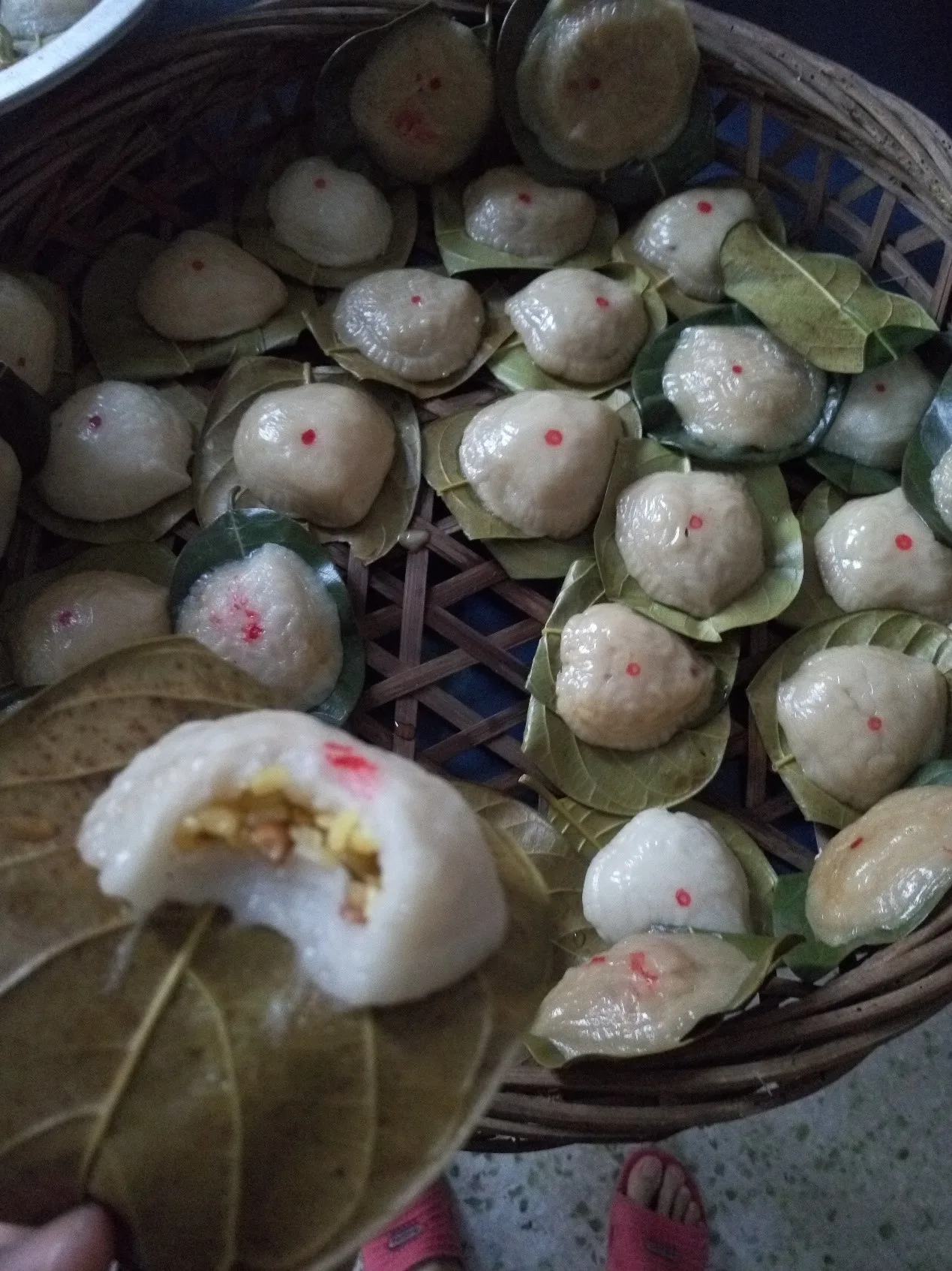 籺(hé): traditional Maoming snack