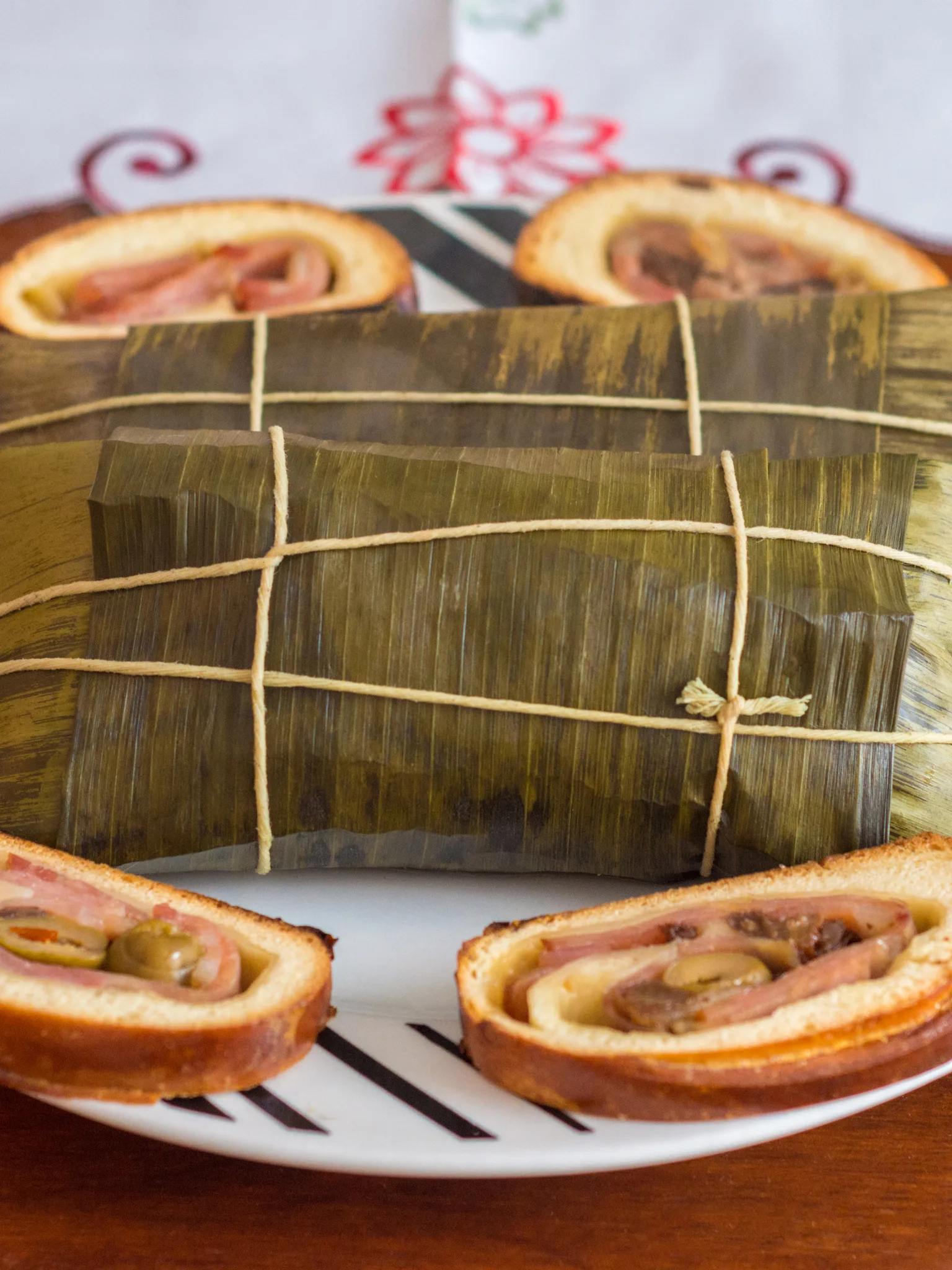hallaca: Hallacas con pan de jamon, Venezuelan food