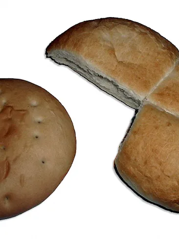 Hallulla: two typically Chilean breads: hallulla (left) and marraqueta (right)
