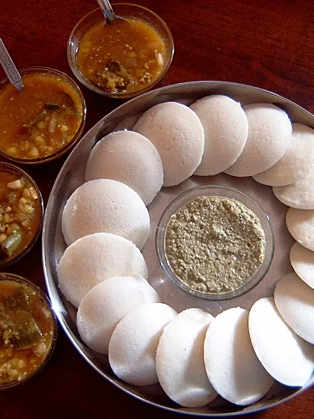 Idli: Yummy home-made idlis with chutney and sambar! Taken by Soumya Dey on 29-April-2007