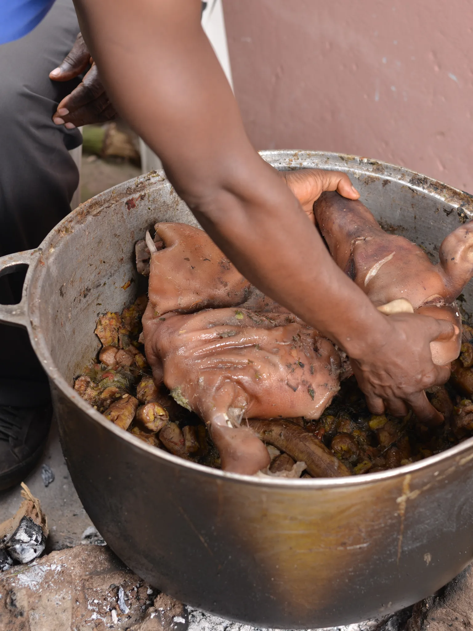 Kondreh (food): Préparation de Kondre plat traditionnel camerounais avec viande de chèvre