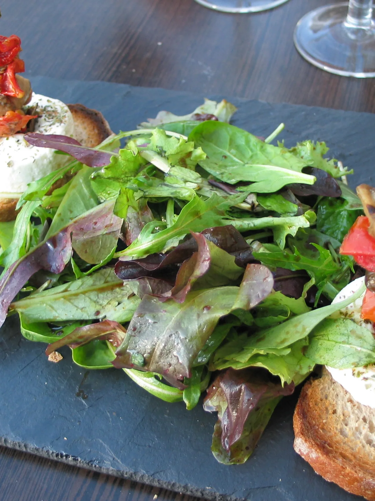 Mesclun: Mesclun, petits légumes marinés et chèvre chaud aux herbes sur toasts