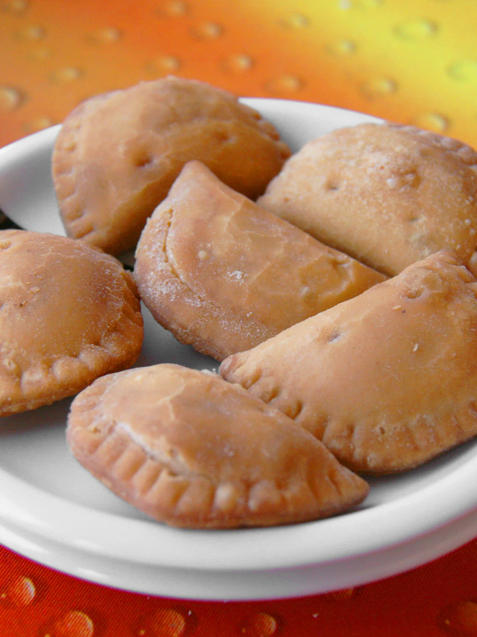 'Mpanatigghi: Tapas de empanadillas rellenas de atún y salsa de tomate con huevo cocido
