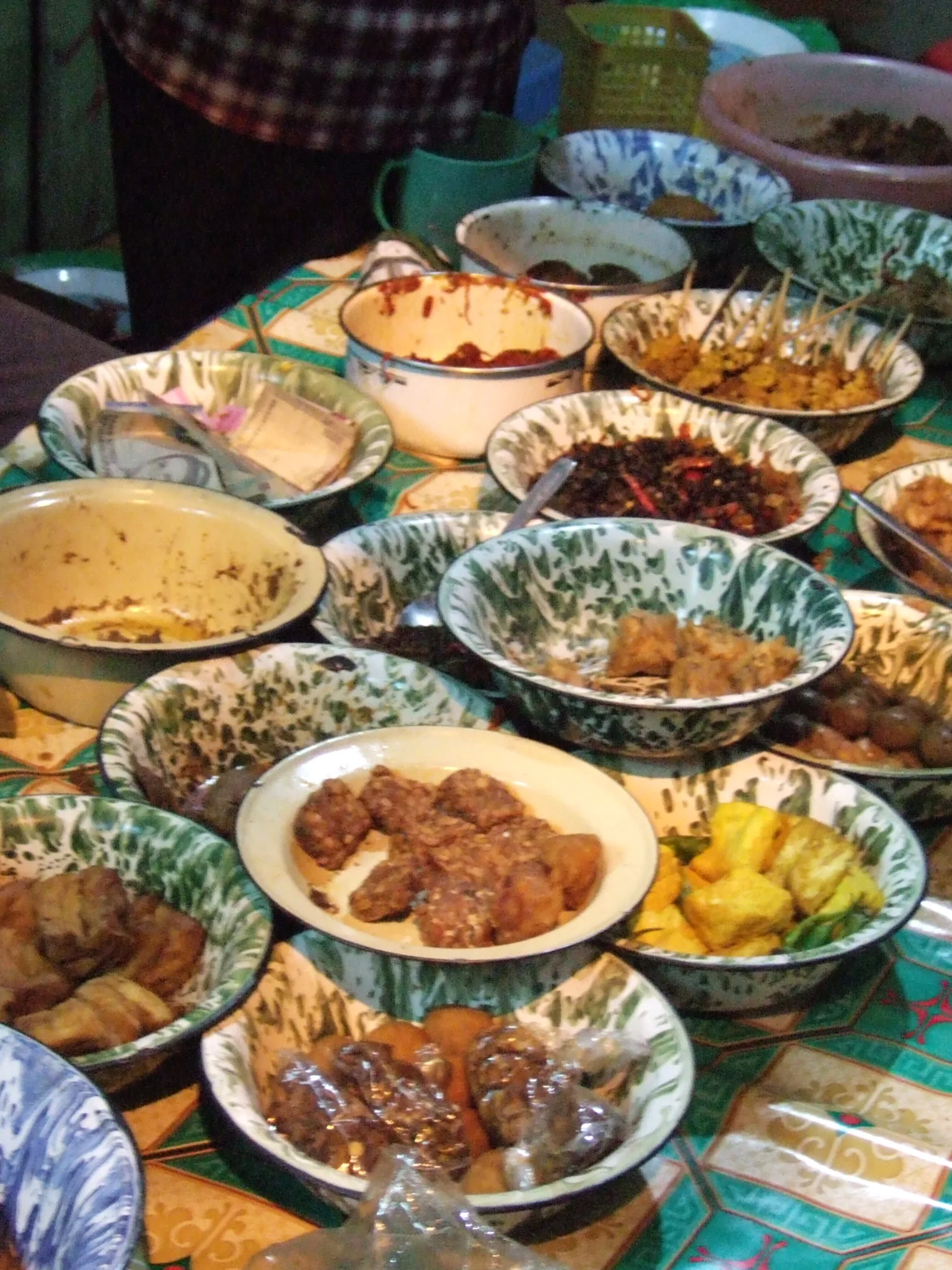 Rice Jamblang: Nasi Jamblang (Sega Jamblang) of Cirebon, West Java, Indonesia. Bowls of dishes to accompany rice served on teak leaves. チルボンのナシ・ジャムブラン。色々なおかずとご飯をチークの葉の上に載せて食べる。