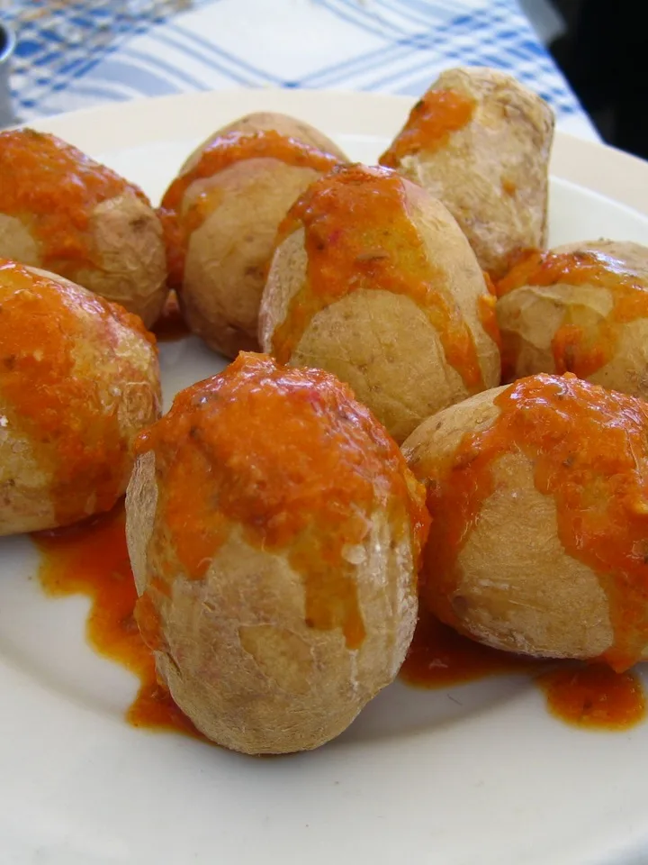 Canarian wrinkly potatoes: Papas arrugadas con mojo