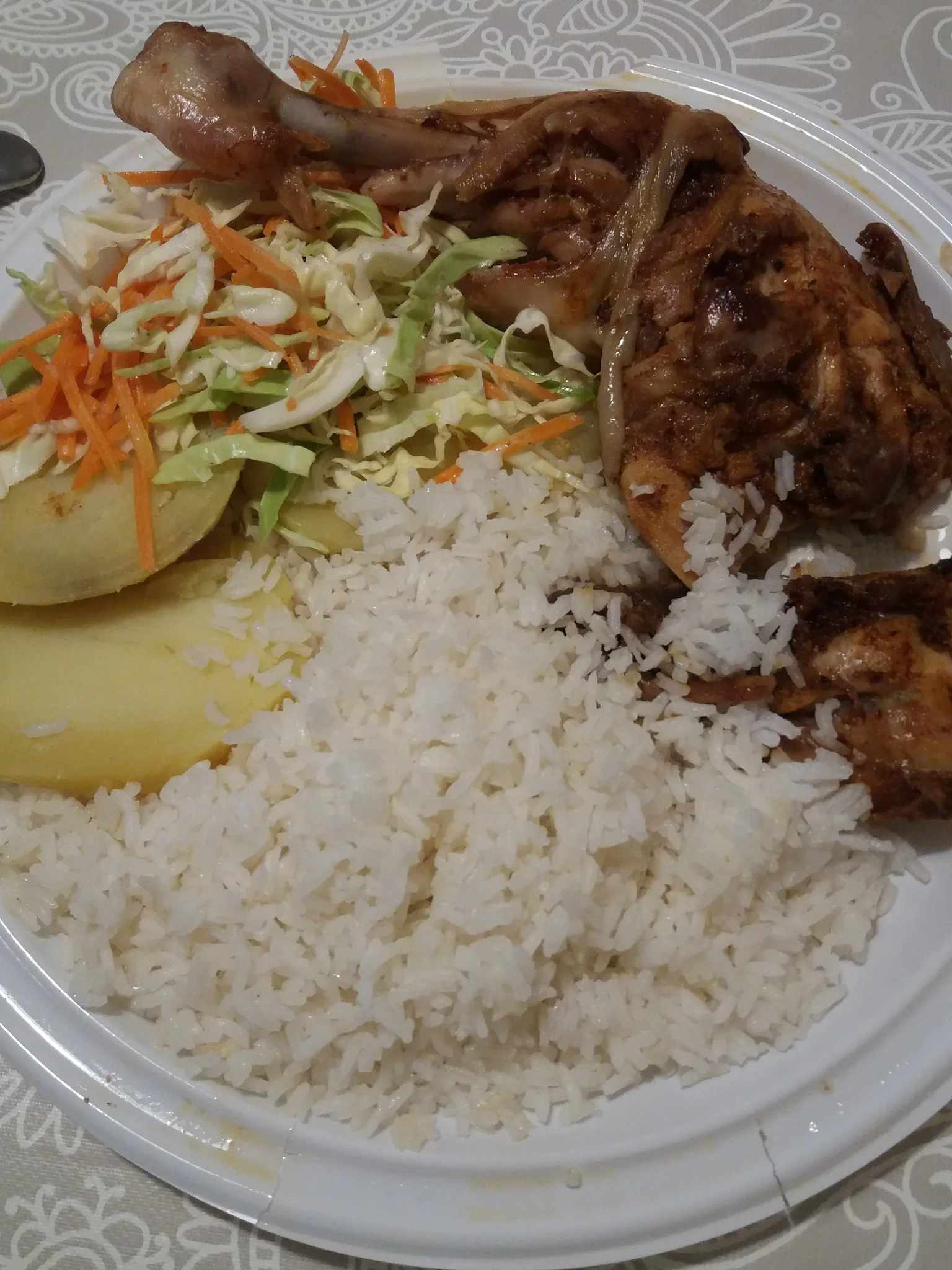 Peruvian pollada: Plato de pollada peruana con arroz, papa cocida y ensalada