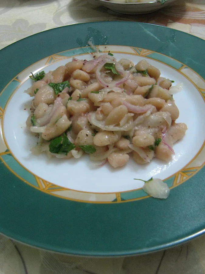 Piyaz: A plate of piyaz, a kind of Turkish salad or meze