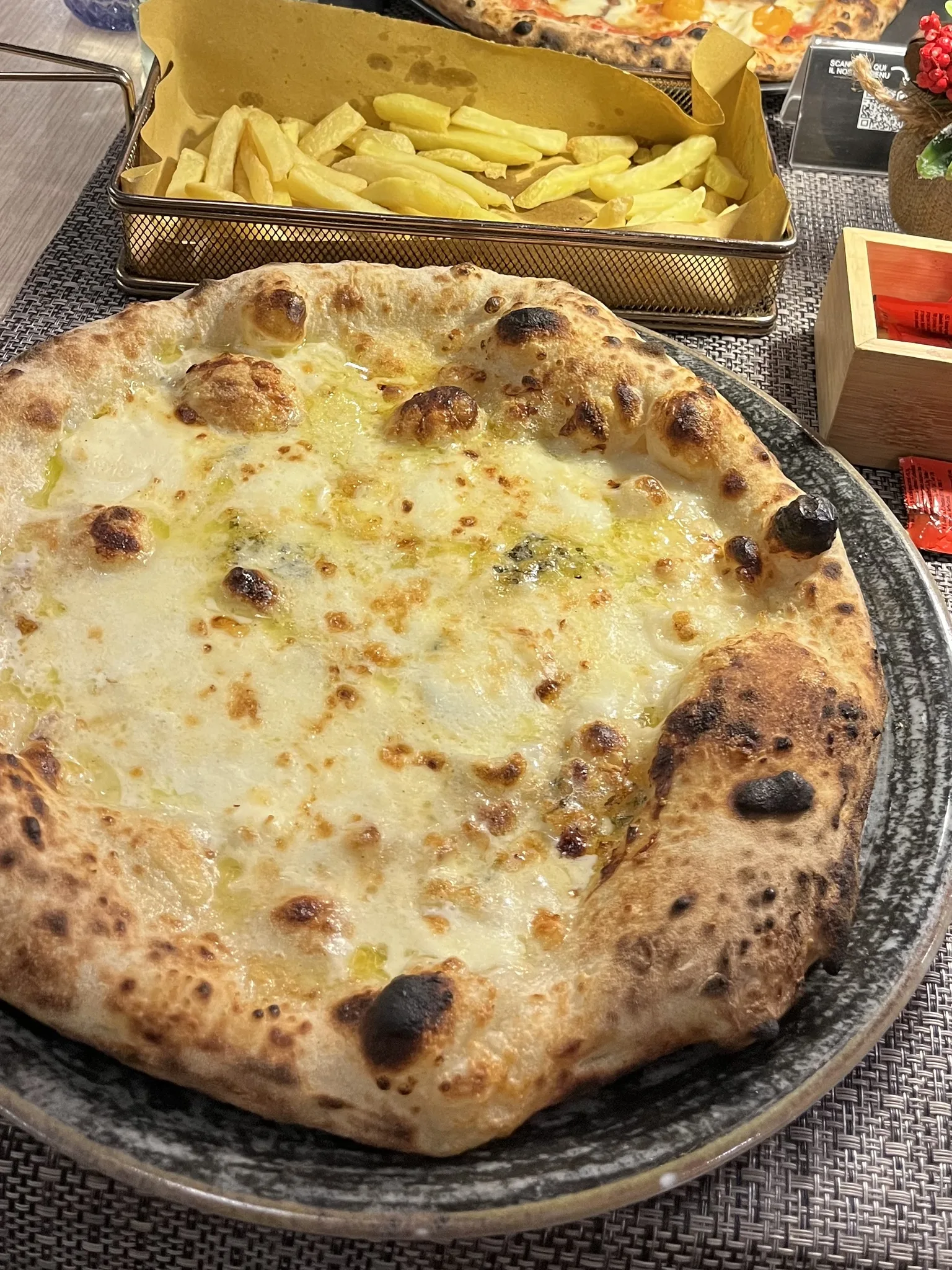pizza quattro formaggi: Italian four-cheese pizza