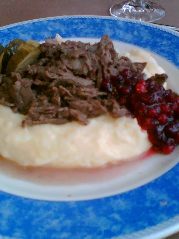 sautéed reindeer: Sautéed reindeer with mashed potatoes, lingonberry and gherkin. Photo taken with Nokia 6230i in a restaurant (Hotel Jeris, Muonio, Finland. Thanks!)