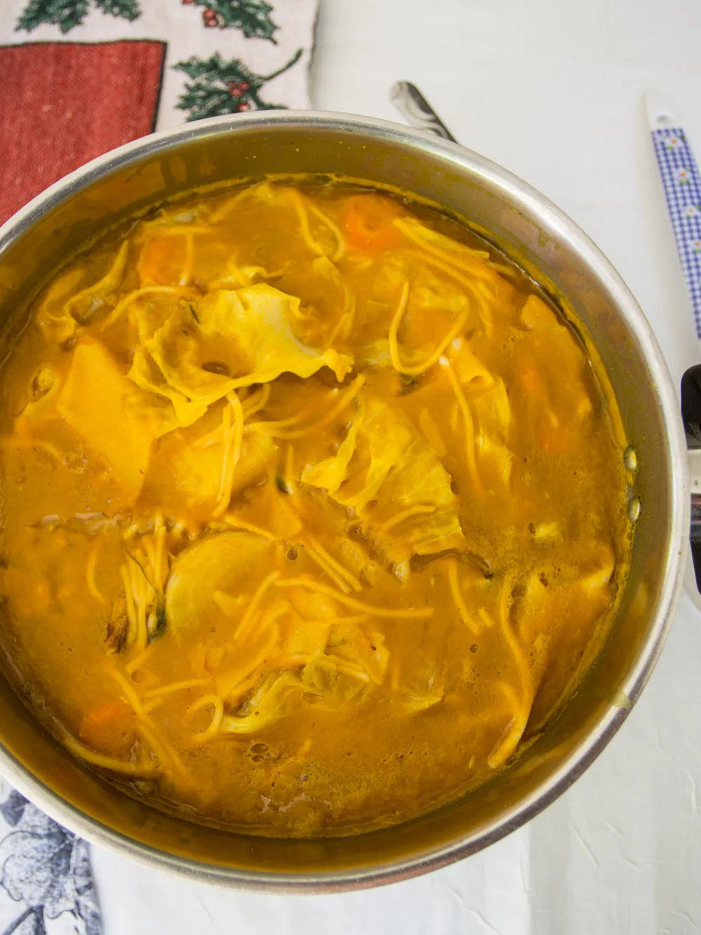 soup joumou: Chaudron de soupe de giraumon, un plat traditionnel haïtien