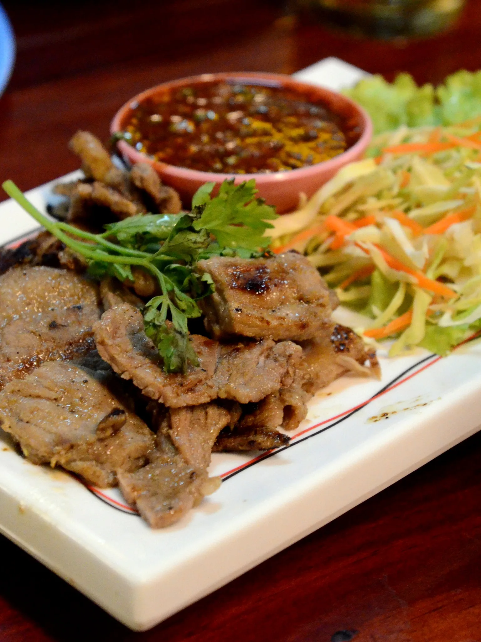suea rong hai: Suea rong hai (Thai script: เสือร้องไห้) literally means "weeping tiger". It is grilled marinated beef which is eaten with vegetables and Nam chim chaeo dipping sauce