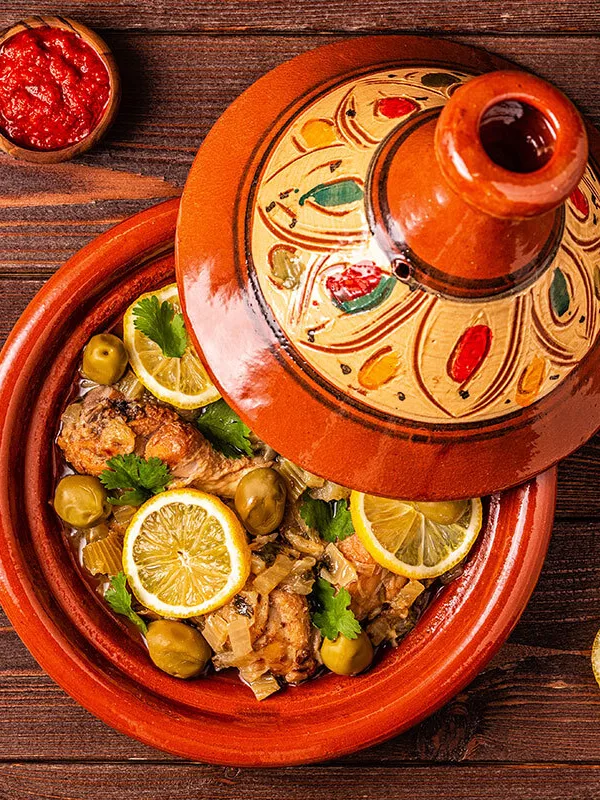 Tagine: الطاجين المغربي من الاكلات الشعبية بالمغرب وفيه أنواع طاجين الخضر و طاجين الدجاج و طاجين اللحم و طاجين السمك