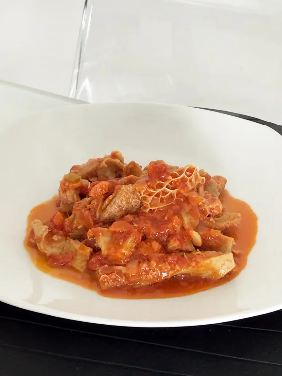 Trippa alla romana: The picture shows a plate of Trippa alla Romana, a classical dish of Roman cuisine
